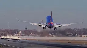 Τι τρέχει με τα αεροδρόμια των ΗΠΑ; Παρ' ολίγον νέα αεροπορική τραγωδία - Το συγκλονιστικό βίντεο