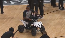 Σόου με τον διαιτητή του Μπακς - Τζαζ, «μπούκαρε» στο παρκέ με γουρούνα! (vid)