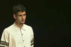 Οταν ο... αγνώριστος Γκουαρδιόλα έκανε πασαρέλα ως μοντέλο για πασίγνωστο σχεδιαστή μόδας (vids)