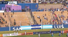 Σοβαρά επεισόδια στην Αργεντινή και διακοπή αγώνα – Οι αστυνομικοί έριξαν πλαστικές σφαίρες στους οπαδούς και οι πυροσβέστες εκτόξευσαν νερό! (vid)