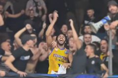 Το βίντεο της χρονιάς: Ο Ελάιζα Μήτρου-Λονγκ ουρλιάζει ανάμεσα σε οπαδούς του Περιστερίου