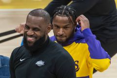 Like father, like LeBron: Ο Μπρόνι έβαλε 39 πόντους στην G-League κι έκανε περήφανο τον πατέρα του (vid)