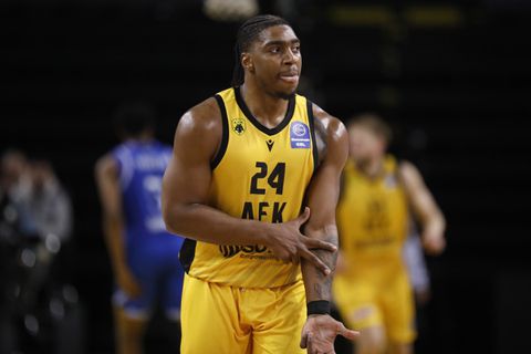 Στα αποδυτήρια των πρωταθλητών Εφήβων της ΑΕΚ ο Φρανκ Μπάρτλεϊ - Δείτε το βίντεο των πανηγυρισμών