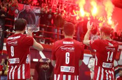 Οι παίκτες του Ολυμπιακού πανηγύρισαν με τον κόσμο της ομάδας τη νίκη επί του ΠΑΟΚ (vid)