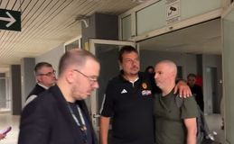 Η αγκαλιά του Αταμάν που έσβησε την παρεξήγηση με τον Ισραηλινό δημοσιογράφο (vid)