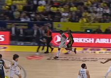 Ο Σπλίτερ «ξέχασε» ότι δεν αγωνίζεται πια: Μπήκε στο πάρκε, έπαιξε... άμυνα και πήρε τεχνική ποινή (vid)