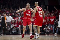 Olympiacos is... coming! Οι «ερυθρόλευκοι» έκαναν το 2-0 κόντρα στη Ρεάλ και είναι μια ανάσα από το Άμπου Ντάμπι!