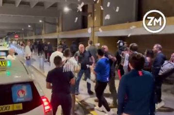 Αγανακτισμένοι οπαδοί της Σεβίλλης πέταξαν χαρτονομίσματα στους παίκτες μετά τη νέα ήττα (vid)