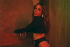 Η «καυτή» Ανίτα και ο Μπούρνα Μπόι θα κάνουν το show στον τελικό του Champions League