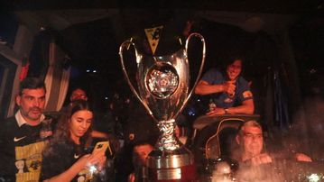 Λατρεία για Αλμέιδα, που απάντησε δείχνοντας το σήμα της ΑΕΚ - Έκσταση για Σιμάνσκι