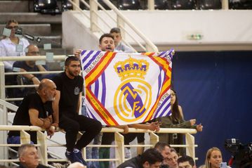 Οπαδός του ΠΑΟΚ τρόλαρε τους παίκτες του Ολυμπιακού με σημαία της Ρεάλ