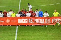 Γιατί ο Ντιακαμπί γύρισε την πλάτη και αρνήθηκε να ποζάρει στο αντιρατσιστικό μήνυμα