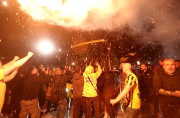 Οπαδοί της ΑΕΚ γιούχαραν ΚΤΕΛ που πήγαινε προς τον Πειραιά