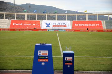 Άχαρες εικόνες στο Πανθεσσαλικό λίγο πριν τη σέντρα του τελικού (vid)