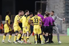 Οι παίκτες του Άρη παρέλαβαν τα μετάλλια μετά την απονομή για να γλιτώσουν την τιμωρία