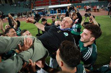 Οι παίκτες του Παναθηναϊκού πέταξαν στον αέρα τον Γιάννη Αλαφούζο! (vid/pic)