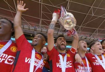 Η απονομή του τίτλου του FA Cup στη Μάντσεστερ Γιουνάιτεντ