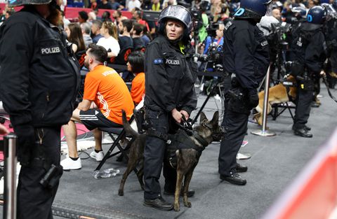 Αυτά είναι τα αγριεμένα σκυλιά που συνόδευσαν τις αστυνομικές δυνάμεις μέσα στην Uber Arena