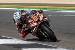 Ο Μπετζέκι εκμεταλλεύτηκε το πρόβλημα του Κουαρταραρό για να πάρει την πρώτη του νίκη με την Aprilia στο Σίλβερστον