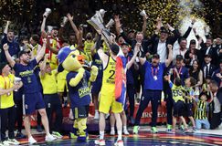 Η απονομή της κούπας της Φενέρμπαχτσε στο Final Four του Άμπου Ντάμπι (vid)