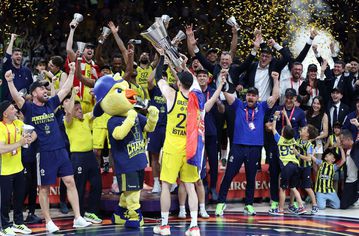 Η απονομή της κούπας της Φενέρμπαχτσε στο Final Four του Άμπου Ντάμπι (vid)