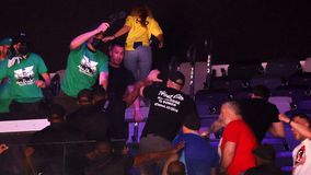 Φωτορεπορτάζ από την ένταση στις εξέδρες ανάμεσα σε οπαδούς του Παναθηναϊκού και του Ολυμπιακού