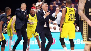 Η απονομή του τροπαίου της Euroleague στη Φενέρμπαχτσε