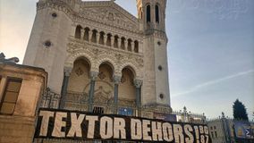 Εξέγερση στη Λυών - Απίστευτες εικόνες στη Γαλλία με απειλές σε γέφυρες, καταστήματα κι εκκλησίες!