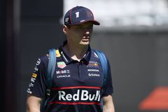 Ο Φερστάπεν παρουσίασε το ειδικό κράνος για τους τρεις εντός έδρας αγώνες του