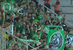 Αποθέωση από τους φίλους του Παναθηναϊκού κατά την είσοδο των ομάδων