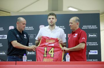 Βεζένκοφ: «Δε με νοιάζει να βγω MVP, στόχος μας με τον Ολυμπιακό είναι η κατάκτηση της EuroLeague»»