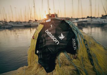 Ο ΟΦΗ αποκάλυψε την τέταρτή εμφάνισή του για τη σεζόν 2025-26 με έμπνευση τον Γρύπα (pics)