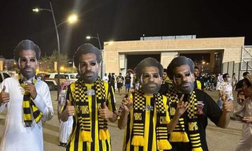 Εκστασιασμένοι στην Σαουδική Αραβία με τον Σαλάχ: Οπαδοί της Αλ Ιτιχάντ φόρεσαν μάσκες με το πρόσωπο του Αιγύπτιου