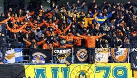 «Τουρκ****ρε Φειδία, της Κύπρου η ντροπή»: Χαμός με πανό των οπαδών του ΑΠΟΕΛ κατά του ευρωβουλευτή