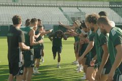 Το καθιερωμένο φατούρο στον Σάντσες από τους παίκτες του Παναθηναϊκού (vid)