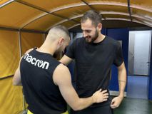 «Τρέχει» για την πρεμιέρα της Basket League ο Χατζηδάκης στην ΑΕΚ