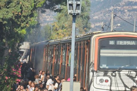 Φωτιά σε συρμό του Ηλεκτρικού - Οι επιβάτες πηδούσαν από τα βαγόνια (pics)