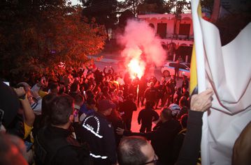 Έφτασε Σέρρες εν μέσω παροξυσμού από τους οπαδούς η αποστολή της ΑΕΚ (vid)