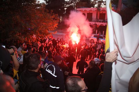 Έφτασε Σέρρες εν μέσω παροξυσμού από τους οπαδούς η αποστολή της ΑΕΚ (vid)