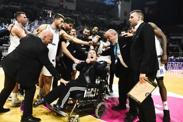 Πανέμορφη στιγμή στο Παλατάκι: Ο Γιάννακης πανηγύρισε τη νίκη του ΠΑΟΚ με τους παίκτες (vid)