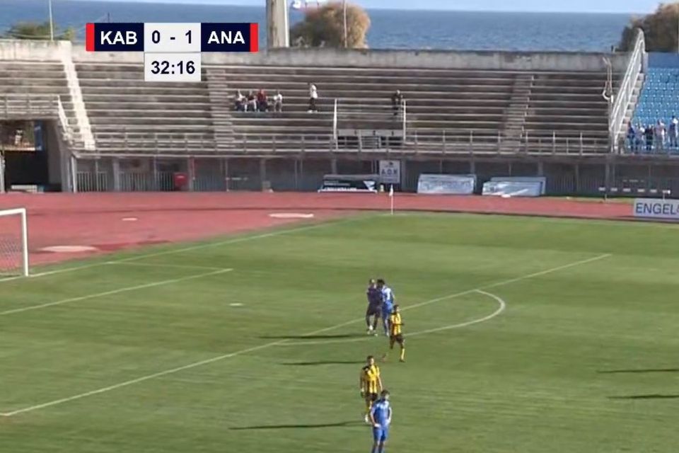 Απίθανο: Ο γκολκίπερ της Καβάλας έκανε δύο σοβαρά λάθη, του την… έπεσαν οι συμπαίκτες του και έγινε αλλαγή στο 35′!