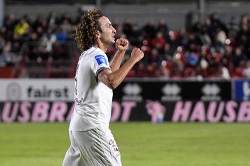 Η ΑΕΛ Novibet λύγισε τον Πανσερραϊκό των 10 παικτών και πανηγύρισε την πρώτη της νίκη