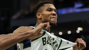 Γιάννης Αντετοκούνμπο και Ντέιμιαν Λίλαρντ οδήγησαν τους Μπακς στη νίκη κόντρα στους Μάβερικς