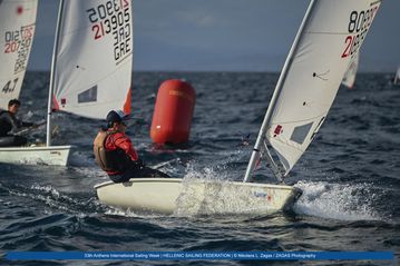 Με ιστιοδρομίες στα iQFoil ξεκίνησε η δεύτερη φάση της «33ης Athens International Sailing Week»