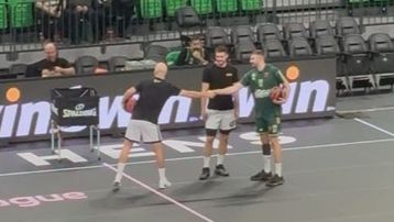 Ο Καλάθης αποθεώθηκε στο T-Center και τα είπε με Ρογκαβόπουλο (vid)