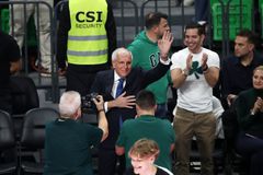 Ο Ομπράντοβιτς επέστρεψε στον... τόπο του εγκλήματος και αποθεώθηκε από τους φίλους του Παναθηναϊκού! (vid)