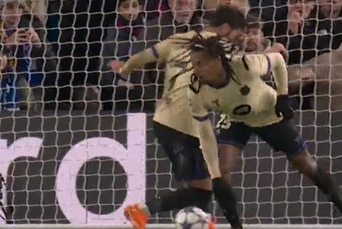 Μα τι κάνουν: Κουντέ και Τόρες τα... έχασαν και έβαλαν αυτογκόλ από τα λίγα! (vid)