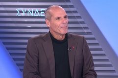 Ο Βαρουφάκης απαντά στον Τσίπρα: Το μεγαλύτερο επίτευγμα των τροϊκανών – Αυτοεξευτελισμός όσα λέει για τα «κουπόνια»