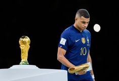 Koντεύει τις 700.000 υπογραφές η καμπάνια «Γαλλία σταμάτα να κλαις»