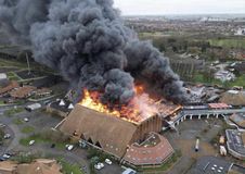 «35 χρόνια ιστορίας του μπάσκετ έγιναν καπνός»: Υπό αδιευκρίνιστες συνθήκες ξέσπασε η φωτιά που κατέστρεψε το «Sportica»